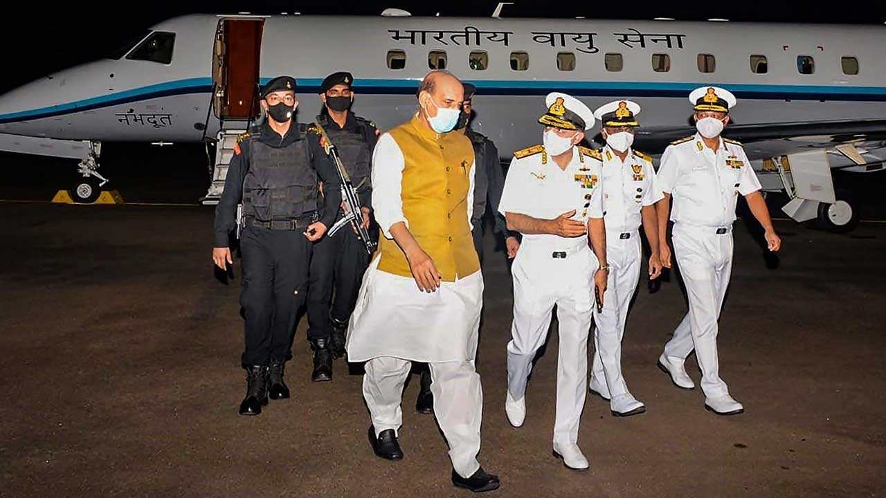 राजनाथ सिंह ने कोच्चि में दक्षिणी नौसेना कमान का किया दौरा राजनाथ सिंह ने कोच्चि में दक्षिणी नौसेना कमान का किया दौरा