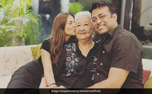 किम शर्मा ने गोवा में बॉयफ्रेंड लिएंडर पेस के साथ अपनी मॉम का 80वां बर्थडे सेलिब्रेट किया।  तस्वीरें देखें