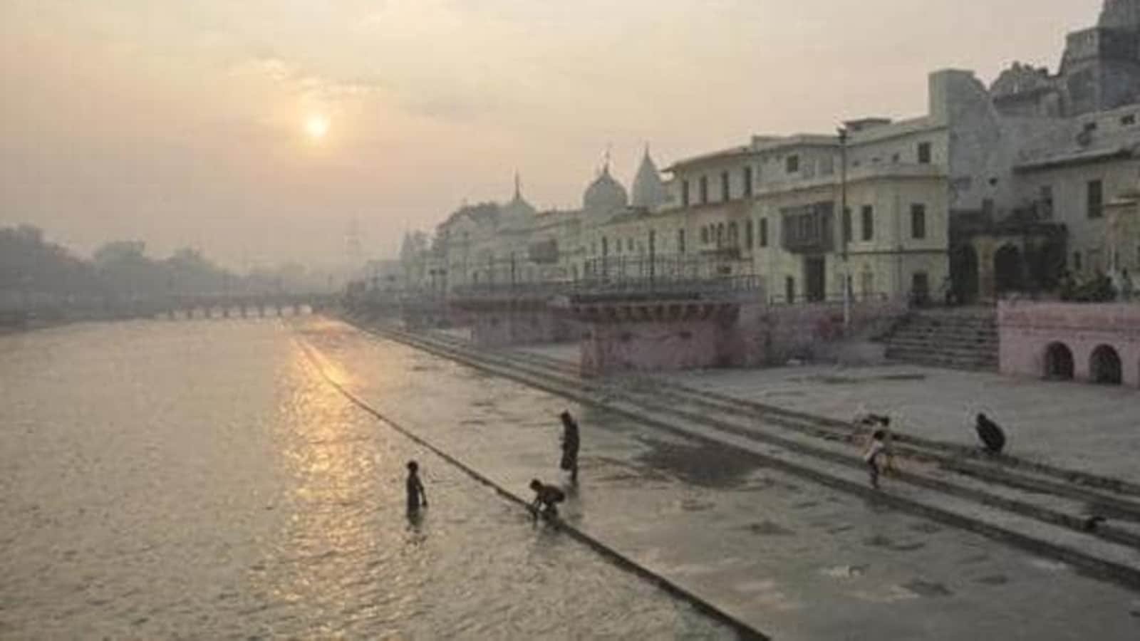 अयोध्या में कथित तौर पर चुंबन के लिए आदमी की पिटाई जांच जारी, वीडियो वायरल अयोध्या में कथित तौर पर चुंबन के लिए आदमी की पिटाई जांच जारी, वीडियो वायरल