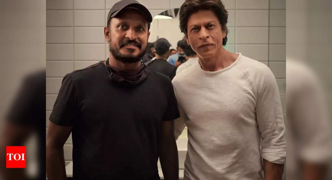 शाहरुख खान ने चुटकुलों और तस्वीरों के साथ अपने दल को मंत्रमुग्ध कर दिया, सिनेमैटोग्राफर लॉरेंस दकुन्हा ने खुलासा किया | हिंदी फिल्म समाचार शाहरुख खान ने चुटकुलों और तस्वीरों के साथ अपने दल को मंत्रमुग्ध कर दिया, सिनेमैटोग्राफर लॉरेंस दकुन्हा ने खुलासा किया | हिंदी फिल्म समाचार