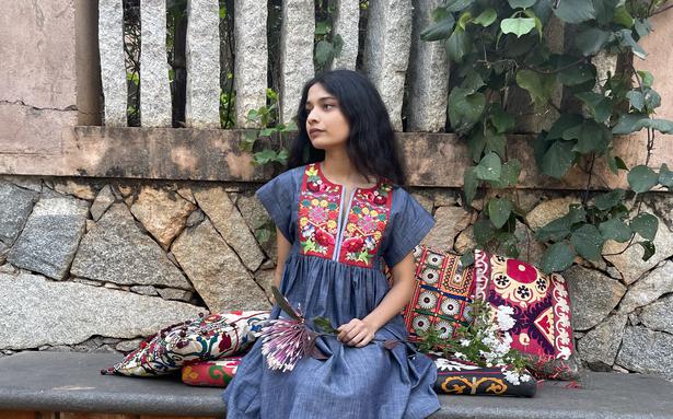 बेंगलुरु में S24 परगना बंगाल के कढ़ाई कारीगरों को नियुक्त करता है