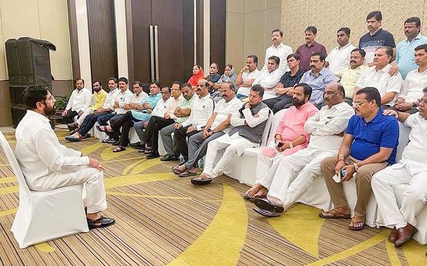 विद्रोही सेना नेता शिंदे का कहना है कि उन्हें एक ‘राष्ट्रीय पार्टी’ का समर्थन प्राप्त है