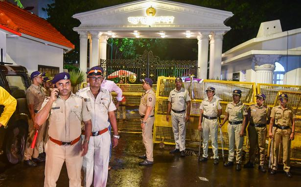 महाराष्ट्र राजनीतिक उथल-पुथल लाइव |  फ्लोर टेस्ट के खिलाफ शिवसेना की ‘तत्काल याचिका’ पर आज सुनवाई करेगा सुप्रीम कोर्ट