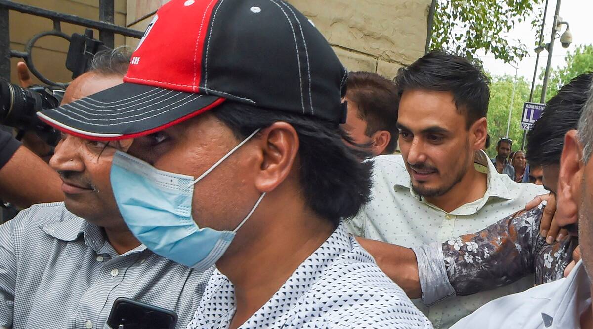 दिल्ली की अदालत ने जुबैर को 4 दिन की पुलिस हिरासत में भेजा, उनके वकील का कहना है कि मामला बेतुका है दिल्ली की अदालत ने जुबैर को 4 दिन की पुलिस हिरासत में भेजा, उनके वकील का कहना है कि मामला बेतुका है