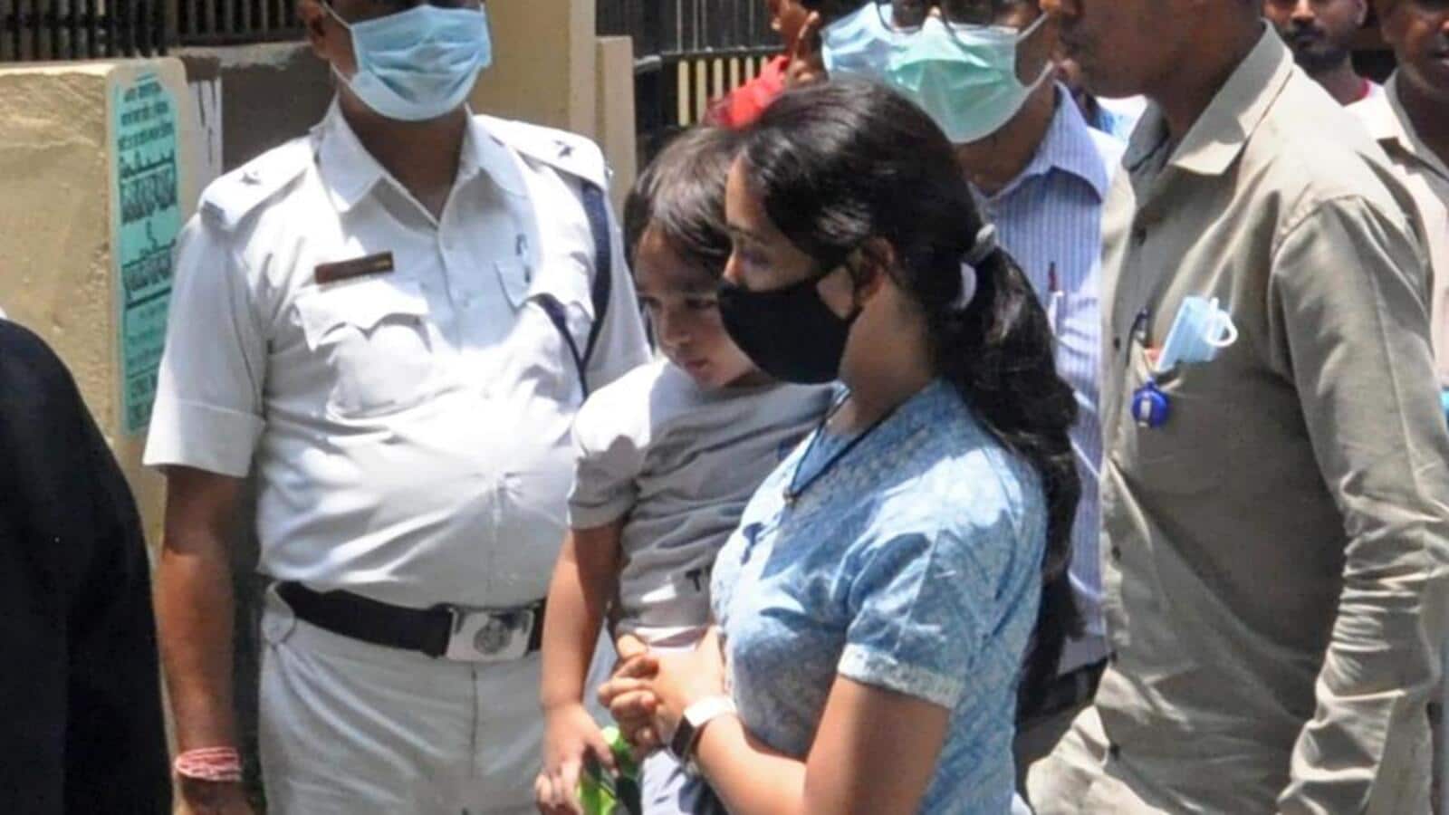 छोटे बेटे को लेकर ईडी दफ्तर पहुंची अभिषेक बनर्जी की पत्नी;  6 घंटे के लिए ग्रील्ड |  कोलकाता