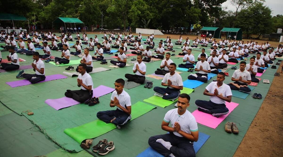 पुणे में रक्षा संरचनाओं ने अंतर्राष्ट्रीय योग दिवस मनाया पुणे में रक्षा संरचनाओं ने अंतर्राष्ट्रीय योग दिवस मनाया