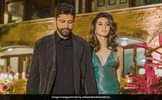 शिबानी दांडेकर ने फरहान अख्तर से पूछा ये सवाल और फिर खुद दिया जवाब शिबानी दांडेकर ने फरहान अख्तर से पूछा ये सवाल और फिर खुद दिया जवाब