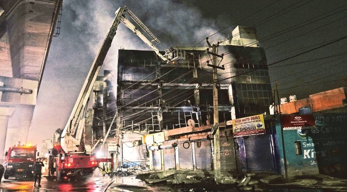 ‘गलत पहचान’: दिल्ली में मुंडका अग्नि पीड़ित का शव दूसरे के परिवार को सौंपा, किया अंतिम संस्कार