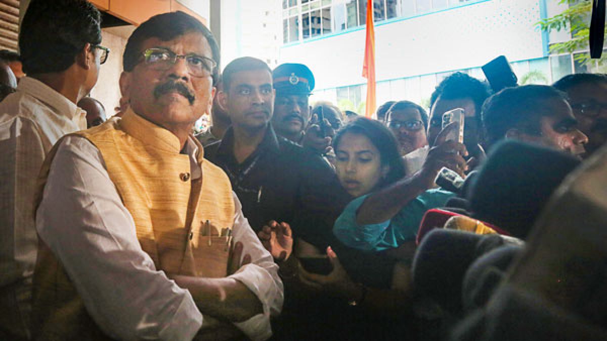 ‘मूर्ख लोग चलती लाशों की तरह होते हैं’: शिवसेना के बागियों पर संजय राउत की ताजा सलामी