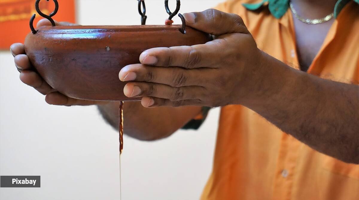 धीमे होने से लेकर नुस्खे की आवश्यकता न होने तक, विशेषज्ञ आयुर्वेद के बारे में आम मिथकों का भंडाफोड़ करते हैं