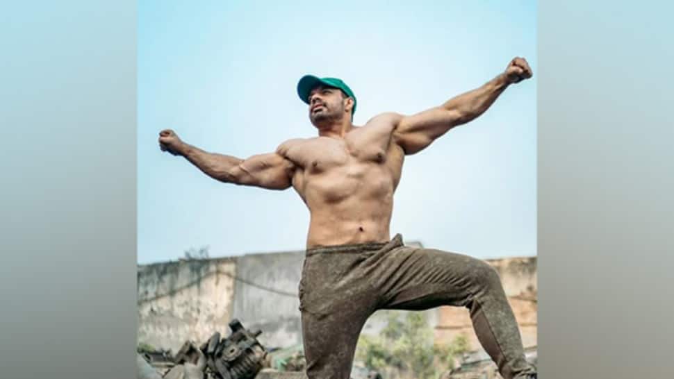‘फ्लाइंग बीस्ट’ के नाम से मशहूर YouTuber गौरव तनेजा को नोएडा मेट्रो स्टेशन पर अपना जन्मदिन मनाने के लिए उमड़े प्रशंसकों के बाद गिरफ्तार किया गया |  भारत समाचार