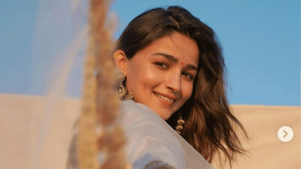 होने वाली आलिया भट्ट डार्लिंग्स के प्रमोशन के दौरान बेबी बंप फ्लॉन्ट करती दिखीं, देखें फोटो |  लोग समाचार