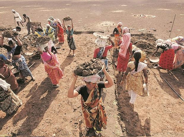 अप्रैल में मनरेगा रोजगार की मांग में 11% की गिरावट क्या बताती है? अप्रैल में मनरेगा रोजगार की मांग में 11% की गिरावट क्या बताती है?