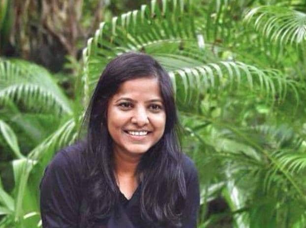 फिल्म ‘काली’ के पोस्टर में धूम्रपान करते नजर आने पर फिल्म निर्माता लीना मणिमेकलई की खिंचाई फिल्म ‘काली’ के पोस्टर में धूम्रपान करते नजर आने पर फिल्म निर्माता लीना मणिमेकलई की खिंचाई