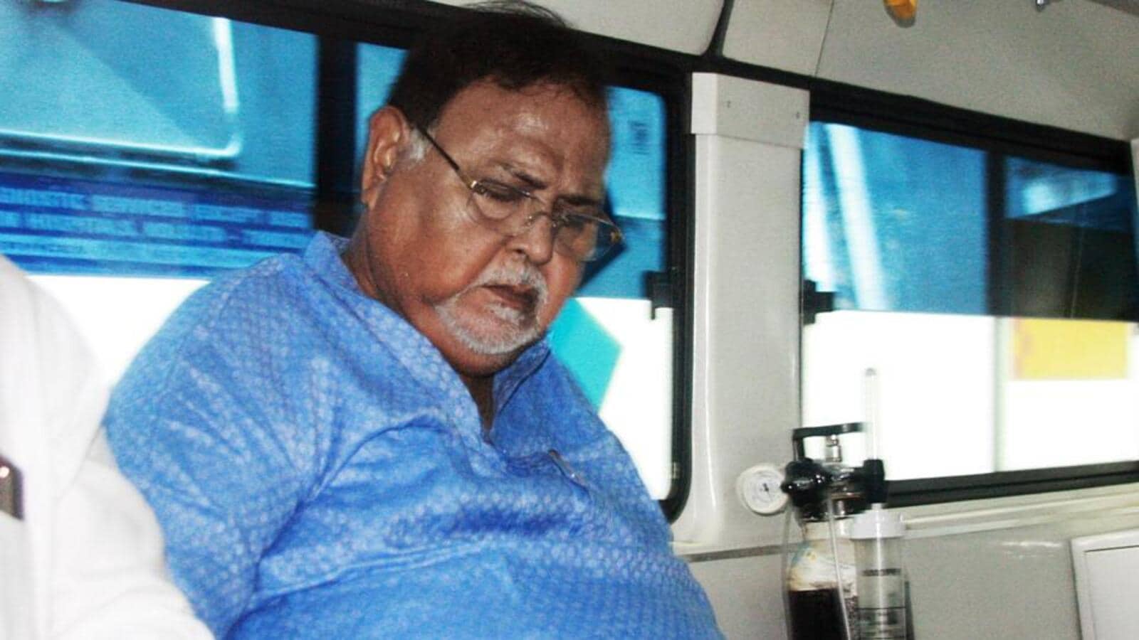 बंगाल के मंत्री पार्थ चटर्जी ईडी के कोलकाता कार्यालय में वापस अदालत में अस्पताल में रहने की अवधि में कटौती के बाद |  कोलकाता