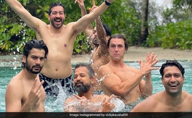 विक्की कौशल मालदीव में अपने लड़कों के साथ पूल टाइम एन्जॉय करते हैं।  तस्वीरें देखें