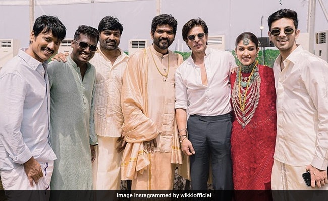 नयनतारा और विग्नेश शिवन की शादी से नई तस्वीरों में विजय सेतुपति के साथ शाहरुख खान