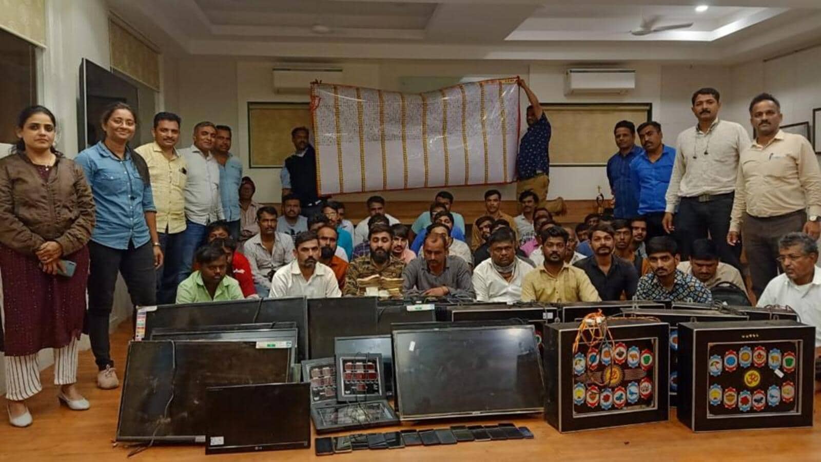 बिबवेवाड़ी में जुआ खेलने के आरोप में 42 गिरफ्तार, 19 लाख रुपये जब्त बिबवेवाड़ी में जुआ खेलने के आरोप में 42 गिरफ्तार, 19 लाख रुपये जब्त
