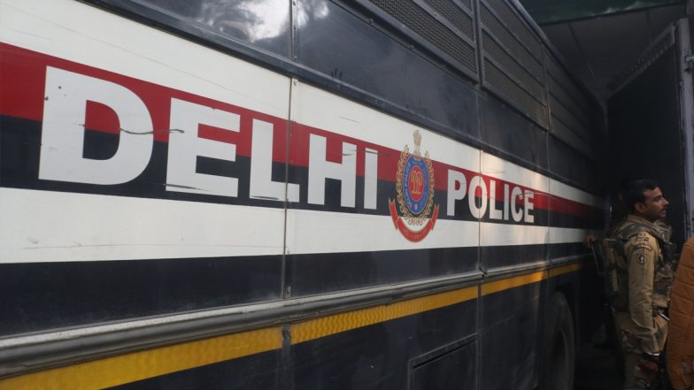दिल्ली: सफदरजंग एन्क्लेव में स्केटबोर्डिंग के लिए कांस्टेबल ने नाबालिग लड़के को थप्पड़ मारा, पुलिस ने लिया संज्ञान