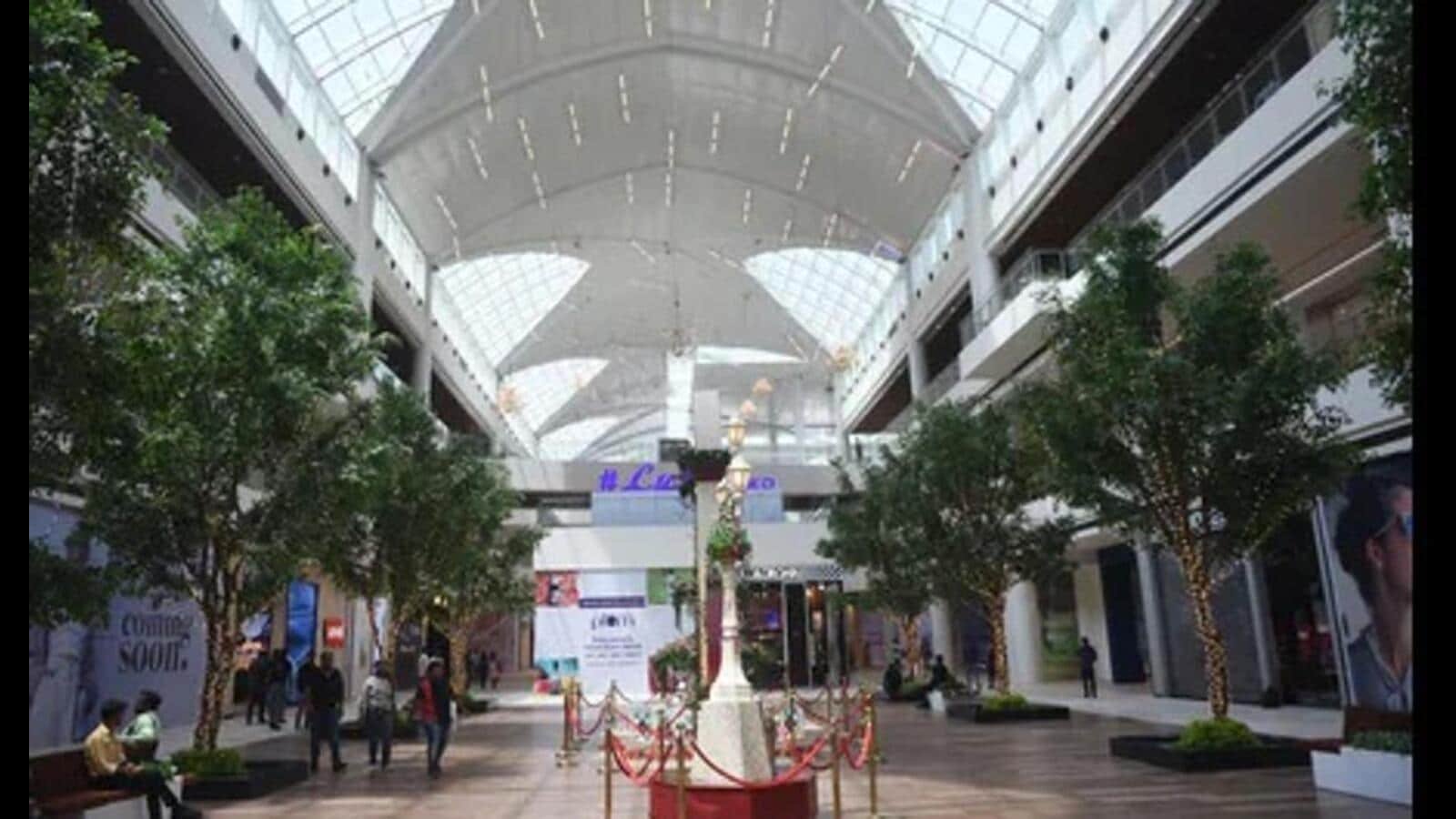 नमाज विवाद: हिंदू संगठन के प्रदर्शनकारियों को लखनऊ के लुलु मॉल में पहुंचने से रोका गया