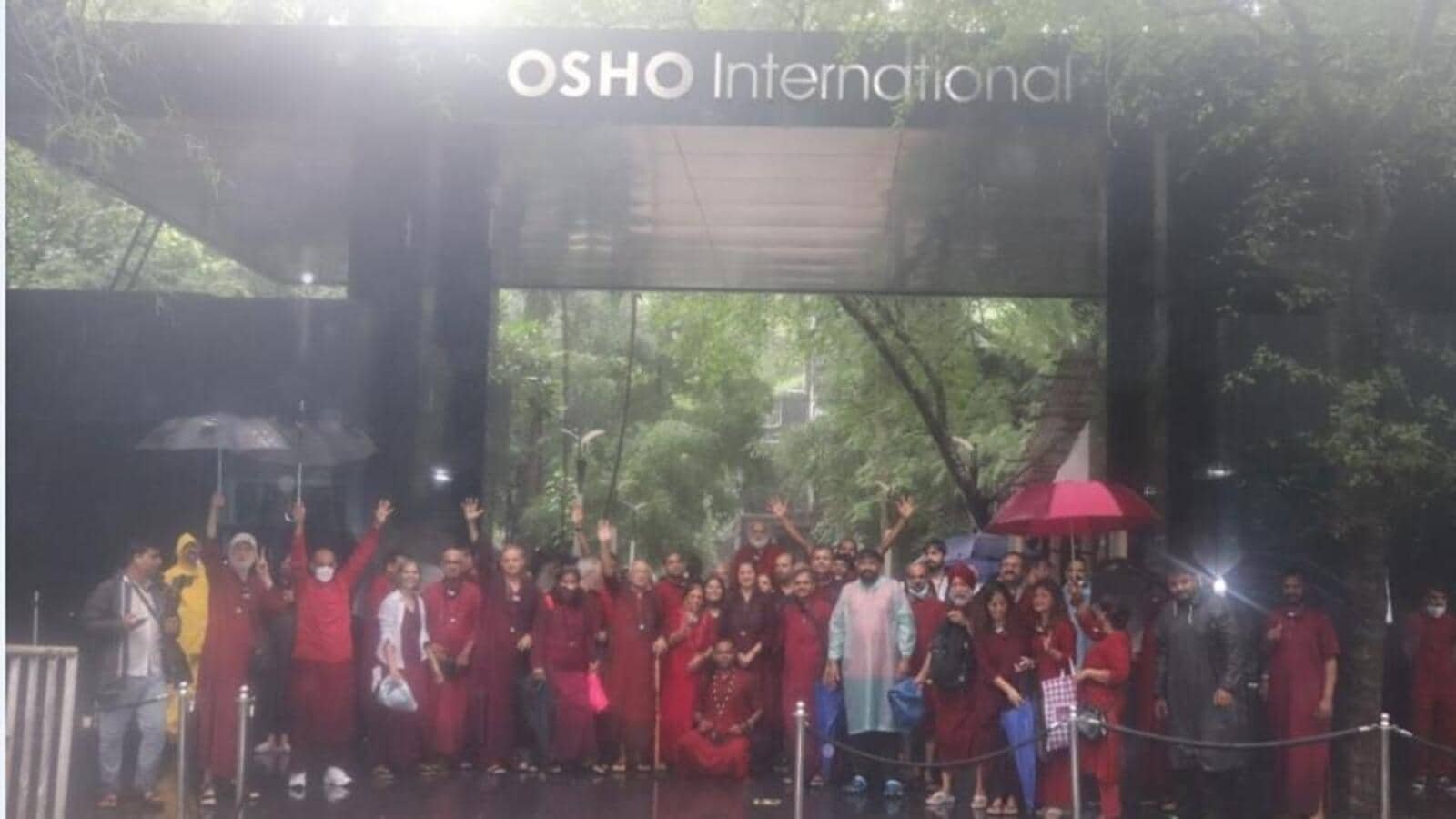 ओशो इंटरनेशनल फाउंडेशन के पूर्व ट्रस्टी, अन्य ने कोरेगांव पार्क में किया विरोध प्रदर्शन