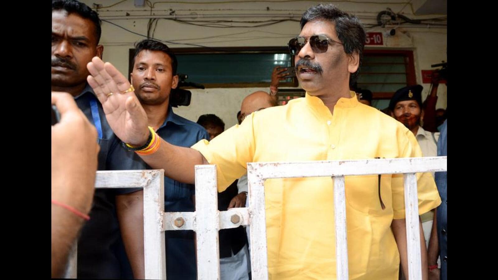 ‘मुख्यमंत्री के खिलाफ भ्रष्टाचार का मामला लड़ने के लिए वकील को भुगतान करने के लिए जनता का पैसा उड़ा रही झारखंड सरकार’