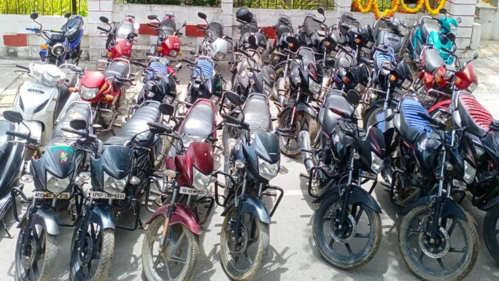 बेंगलुरु पुलिस ने दोपहिया वाहन चोर को किया गिरफ्तार, 25 बाइक बरामद बेंगलुरु बेंगलुरु पुलिस ने दोपहिया वाहन चोर को किया गिरफ्तार, 25 बाइक बरामद बेंगलुरु