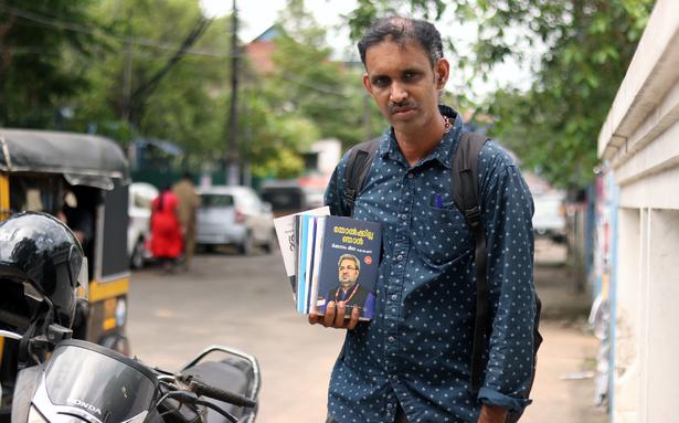 दिलीप एस 23 साल से किताबों के ट्रैवल वेंडर हैं