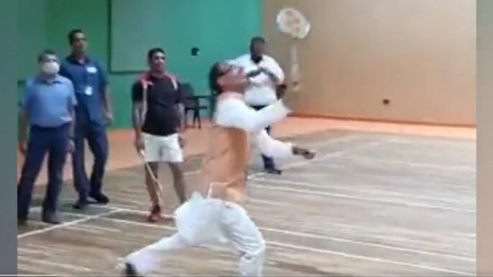 शिवराज चौहान ने चुनाव प्रचार से लिया ब्रेक, खेला बैडमिंटन |  देखो |  भारत की ताजा खबर