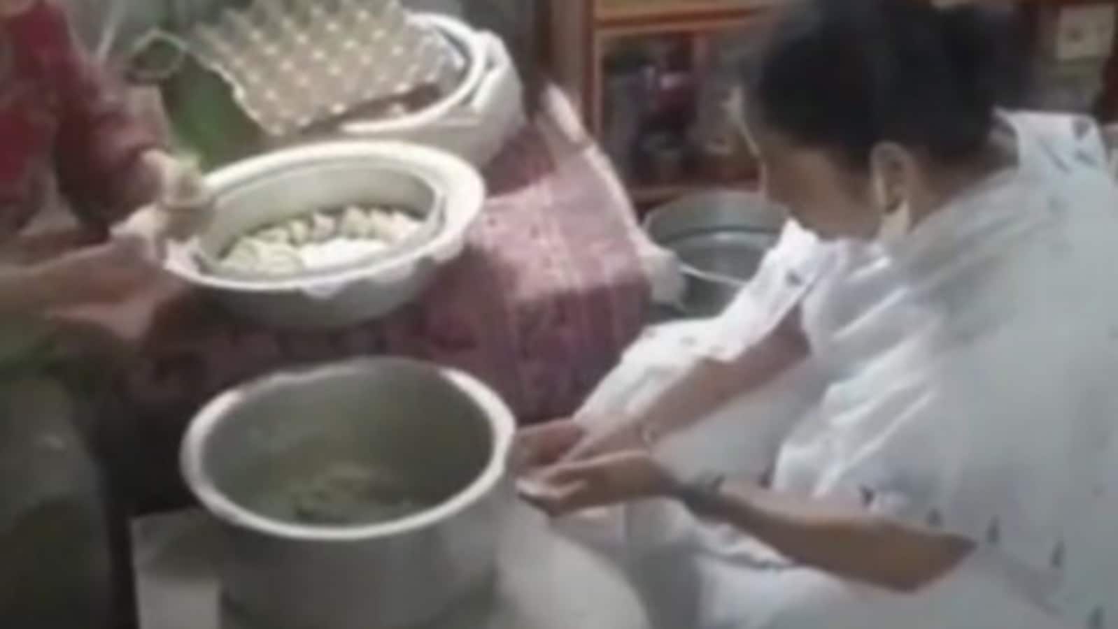 पानी पूरी के बाद मोमोज बनाने में हाथ आजमा रही हैं ममता बनर्जी.  देखो |  कोलकाता