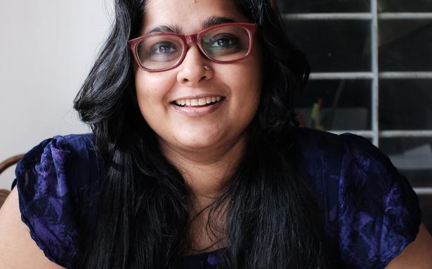 मलयाली फिल्म निर्माता शालिनी उषादेवी ने तमिल फिल्म ‘सूरराई पोट्रु’ के लिए सर्वश्रेष्ठ पटकथा के लिए राष्ट्रीय पुरस्कार जीतने पर