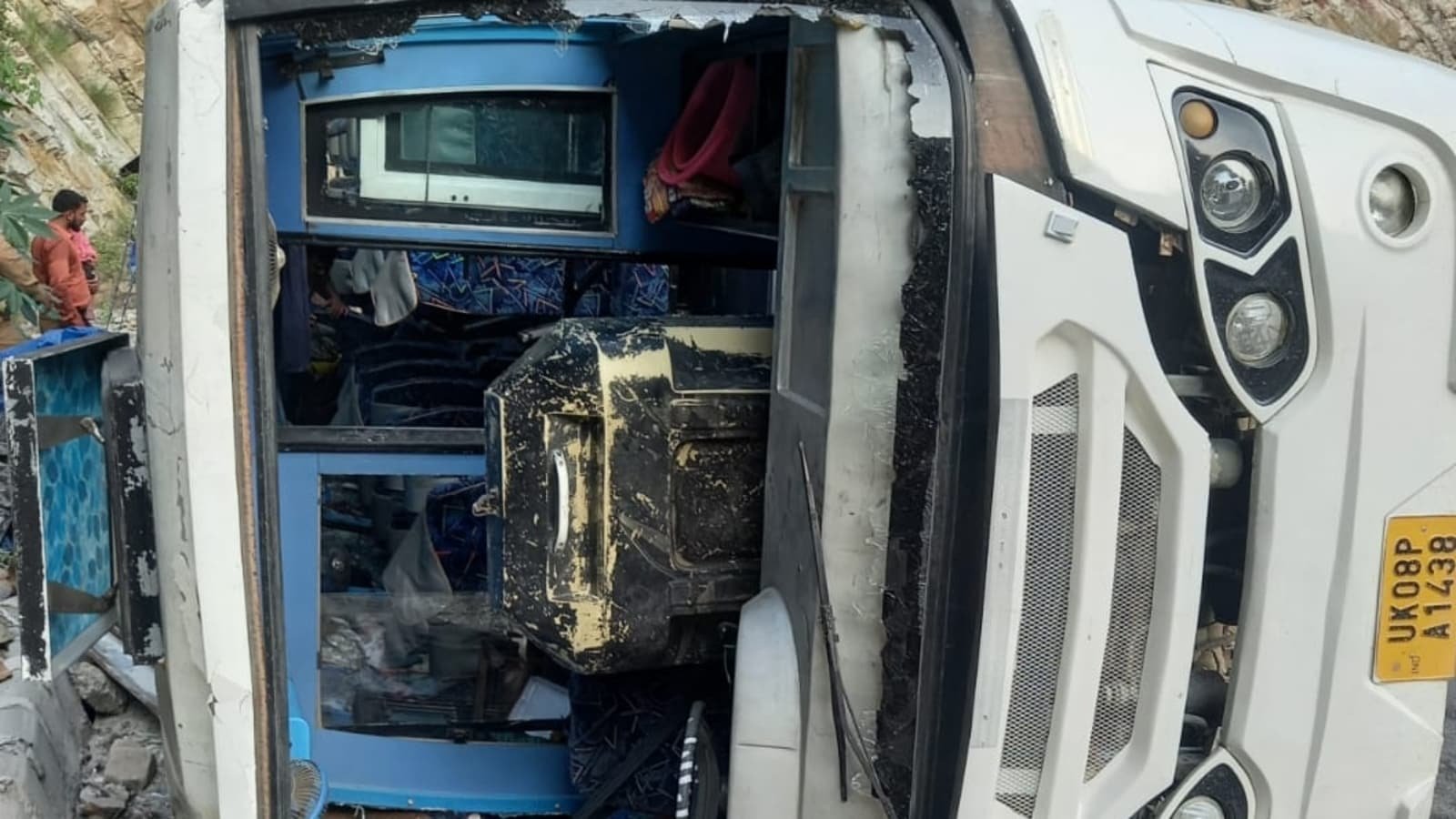 उत्तराखंड: हरिद्वार जा रही बस टिहरी में पलटी, 21 घायल