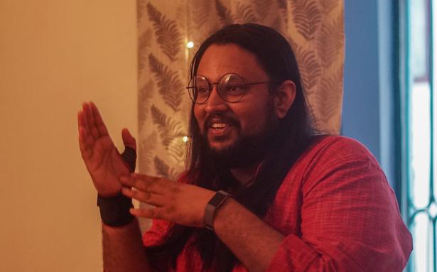 बैकस्टेज से सेंटर-स्टेज तक: हाउस ऑफ टी ने चेन्नई के ओपन माइक प्रोड्यूसर्स को अपनी कला दिखाने के लिए प्रेरित किया बैकस्टेज से सेंटर-स्टेज तक: हाउस ऑफ टी ने चेन्नई के ओपन माइक प्रोड्यूसर्स को अपनी कला दिखाने के लिए प्रेरित किया