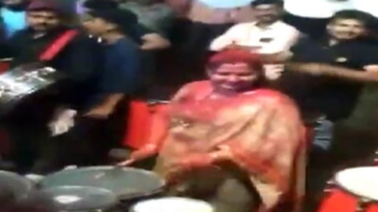 एकनाथ शिंदे की पत्नी महाराष्ट्र के नए मुख्यमंत्री के स्वागत के लिए ढोल बजाती है |  देखो |  मुंबई खबर