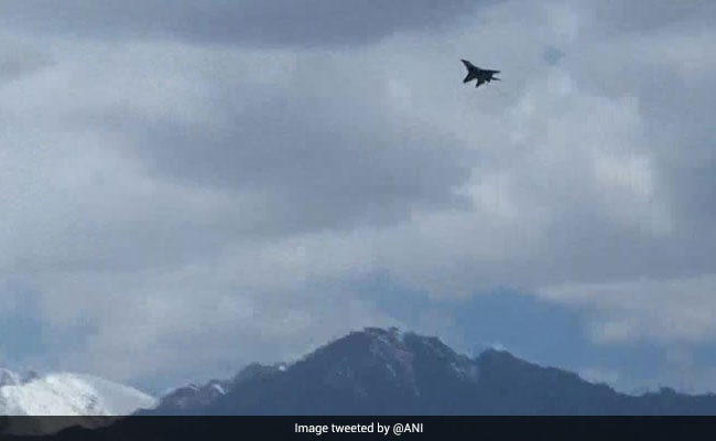 चीनी फाइटर जेट ने लद्दाख में LAC के करीब उड़ान भरी, भारत ने दिया जवाब: रिपोर्ट चीनी फाइटर जेट ने लद्दाख में LAC के करीब उड़ान भरी, भारत ने दिया जवाब: रिपोर्ट