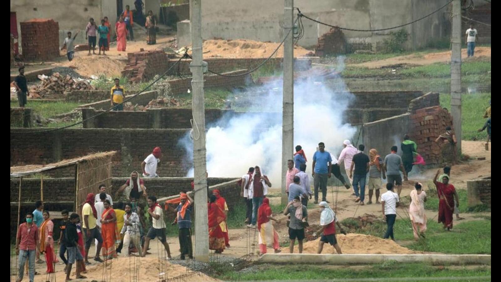 पटना में अतिक्रमण विरोधी अभियान के दौरान पुलिस से भिड़े स्थानीय लोग, एसपी घायल