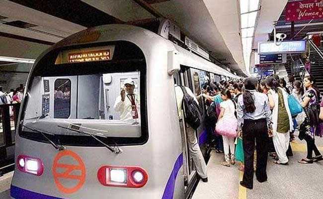 दिल्ली मेट्रो की वायलेट लाइन पर रेल यात्रियों की सेवा में देरी