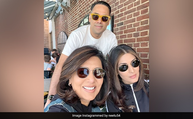रिद्धिमा और भरत के साथ नीतू कपूर की छुट्टी की तस्वीर बहू आलिया भट्ट को दे रही है “FOMO”