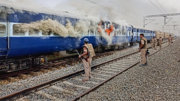 अग्निपथ विरोध के दौरान रेलवे को हुआ 259.44 करोड़ रुपये से अधिक का नुकसान;  2,000 ट्रेनें प्रभावित