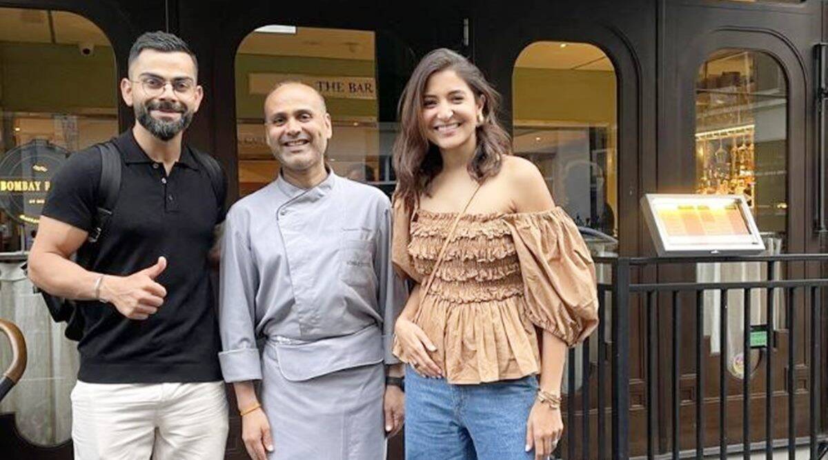 अनुष्का शर्मा और विराट कोहली लंदन में भारतीय भोजन का आनंद लेते हुए शेफ के साथ पोज देते हुए।  चित्र देखो