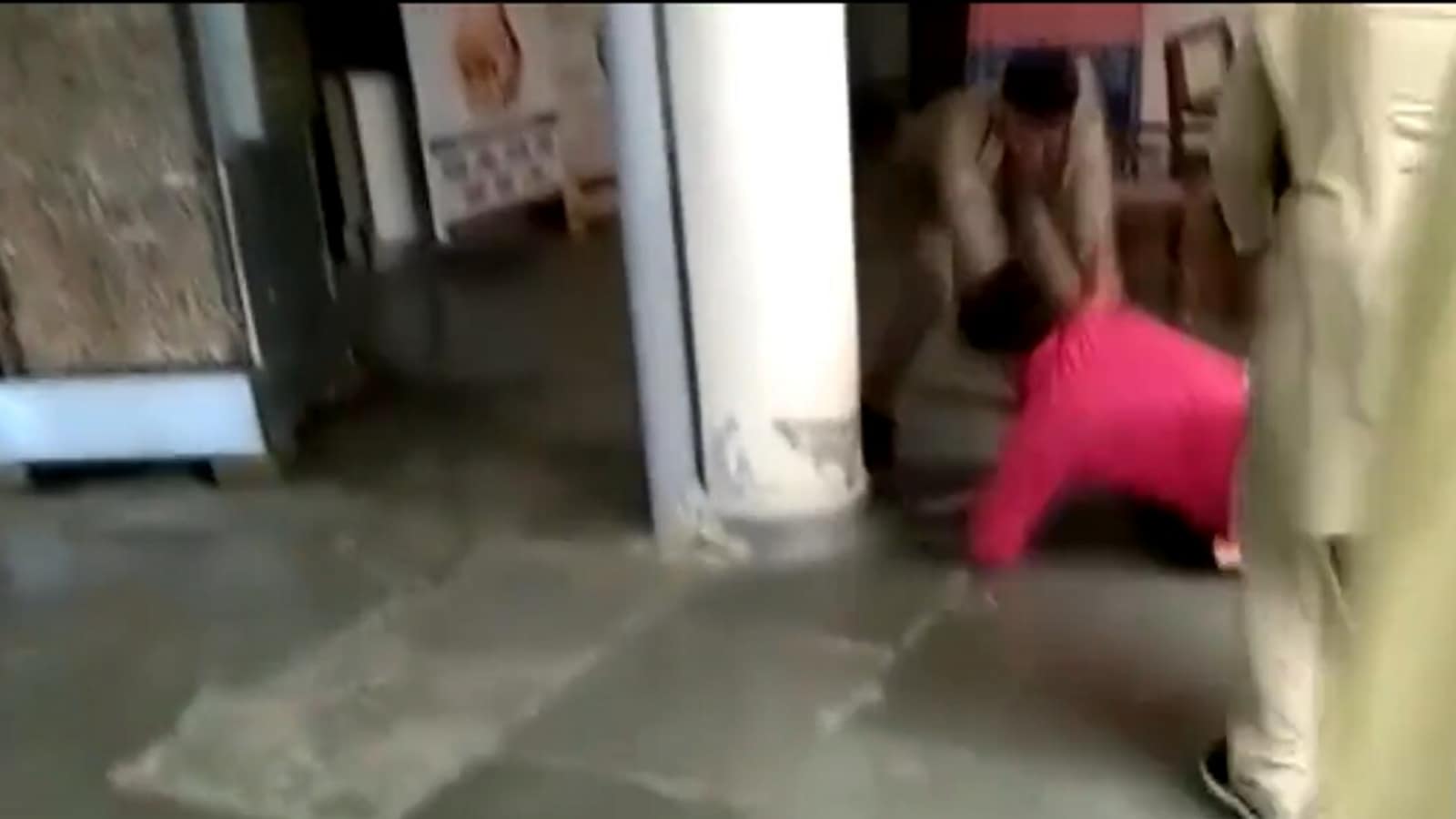 वीडियो: घरेलू हिंसा के आरोपी व्यक्ति ने पुलिस थाने में यूपी पुलिसकर्मी की पिटाई वीडियो: घरेलू हिंसा के आरोपी व्यक्ति ने पुलिस थाने में यूपी पुलिसकर्मी की पिटाई