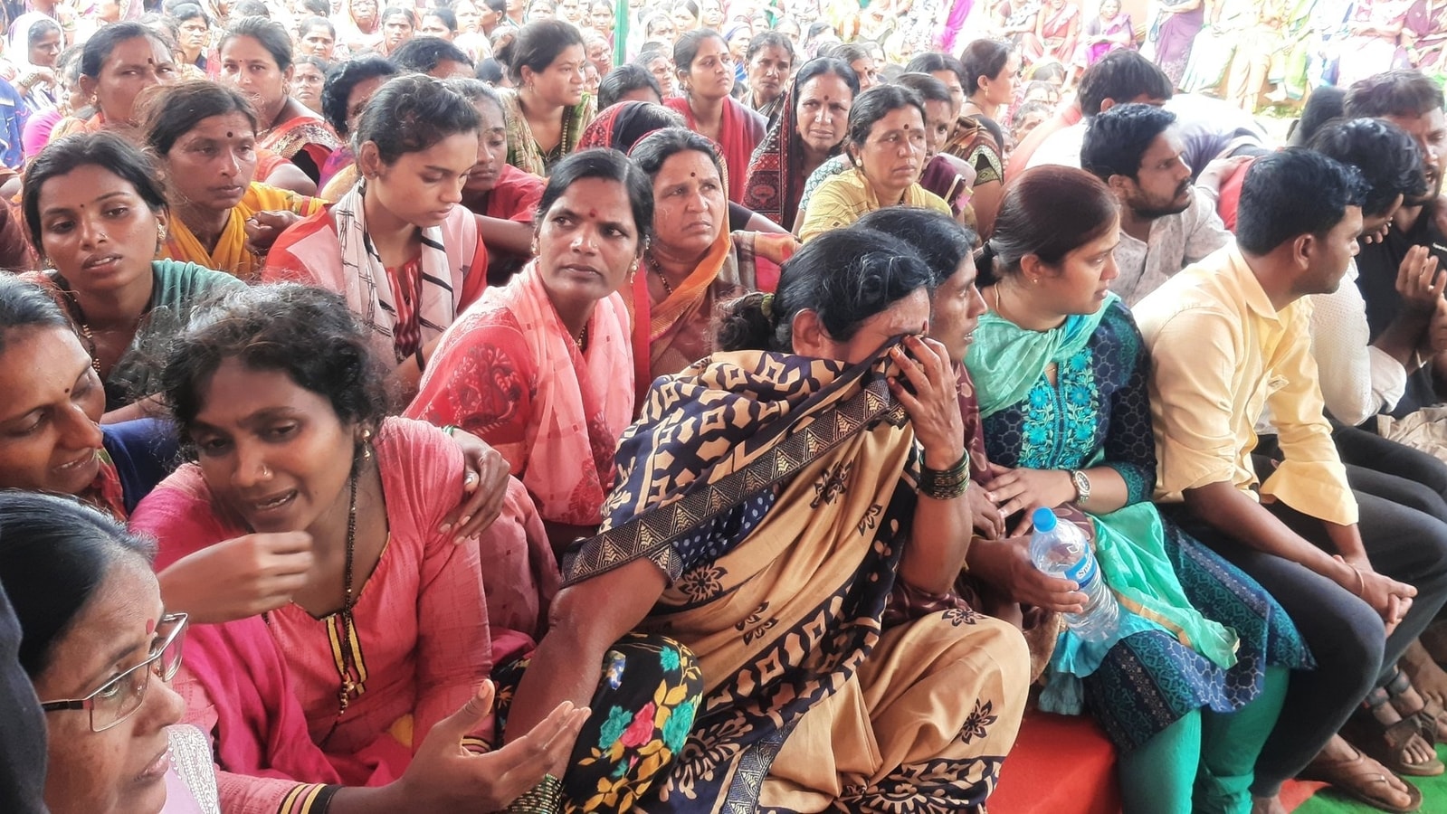 बेंगलुरू पुलिस ने ड्यूटी पर शहीद हुए पुलिसकर्मियों को सलामी और अंतिम सम्मान दिया।  तस्वीरें देखें |  बेंगलुरु