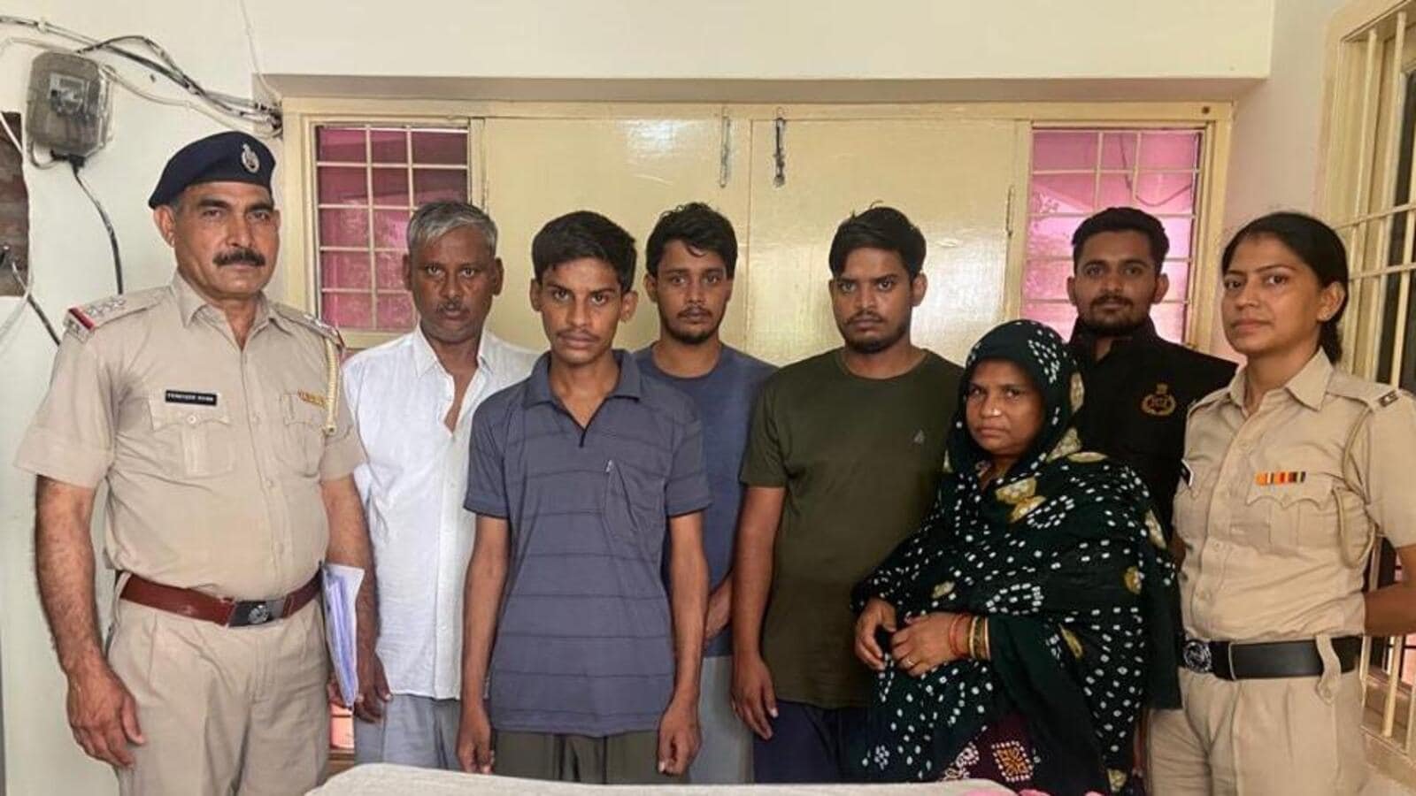 नकली सोने के सिक्कों से देश भर में 200 से अधिक ठगने वाले परिवार के पांच गिरफ्तार