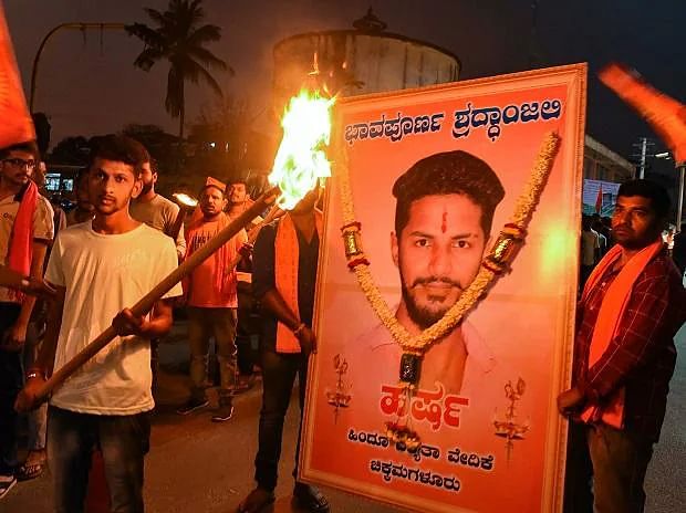 हर्षा हत्याकांड के आरोपी को जेल में विशेष इलाज का लुत्फ उठाते हुए तस्वीरें वायरल हो रही हैं