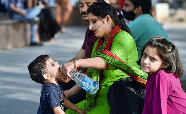 दिल्ली का अधिकतम तापमान 38.5 डिग्री, कल हल्की बारिश की संभावना दिल्ली का अधिकतम तापमान 38.5 डिग्री, कल हल्की बारिश की संभावना
