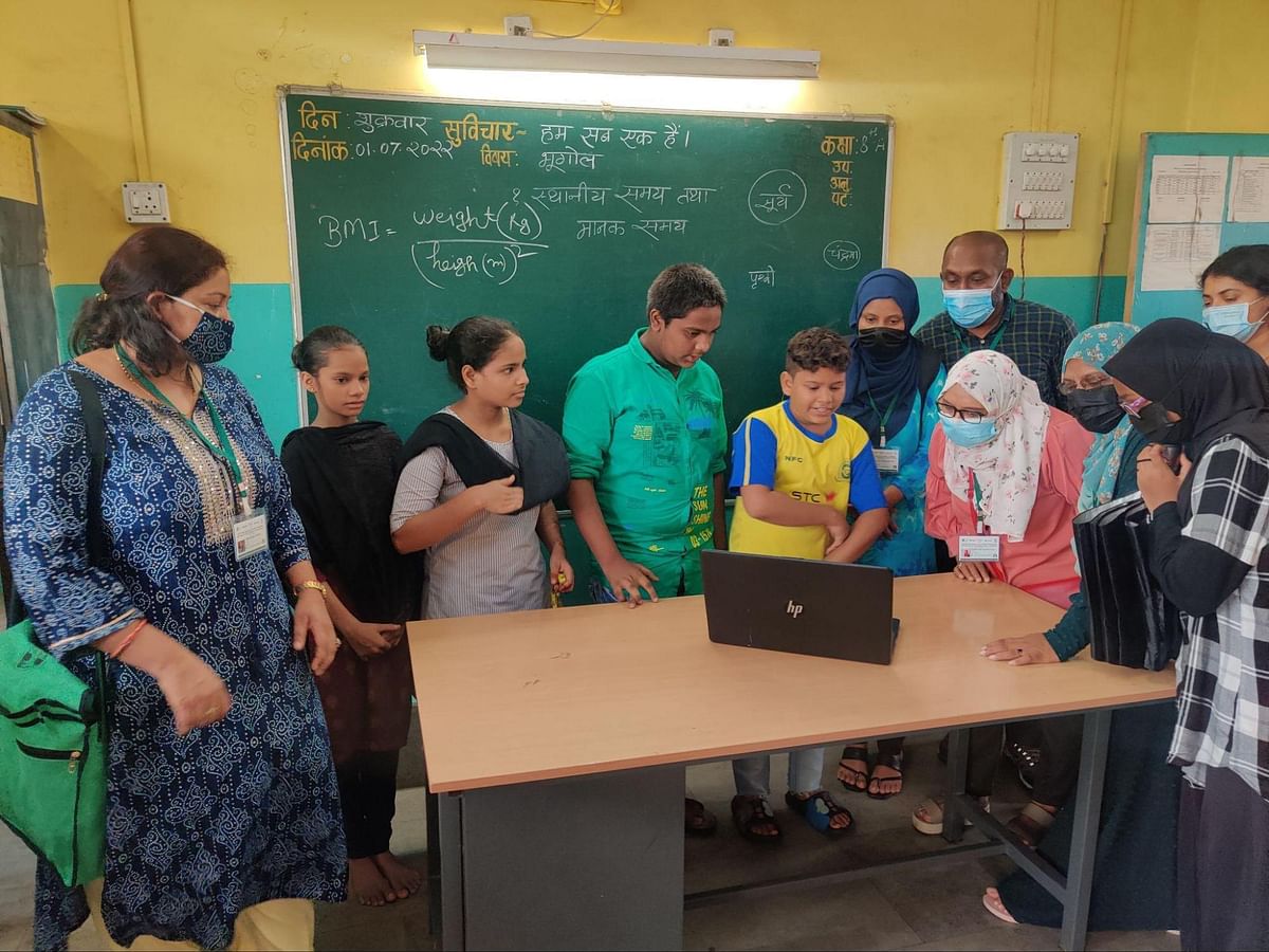 बीएमआई की गणना, बॉलीवुड पर बॉन्डिंग, दक्षिण एशियाई साथियों ने मुंबई में स्कूल जाने वालों के साथ बातचीत की