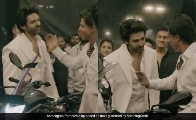 एक कार्यक्रम में शाहरुख खान से मिलने पर कार्तिक आर्यन का फैनबॉय मोमेंट एक कार्यक्रम में शाहरुख खान से मिलने पर कार्तिक आर्यन का फैनबॉय मोमेंट