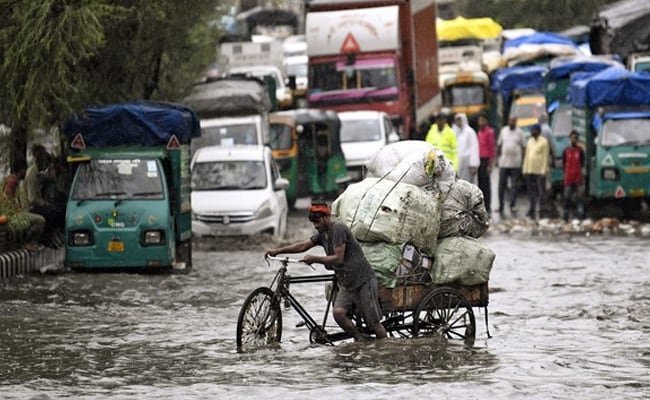 दिल्ली में भारी बारिश के बाद उड़ानें प्रभावित, भारी ट्रैफिक जाम दिल्ली में भारी बारिश के बाद उड़ानें प्रभावित, भारी ट्रैफिक जाम