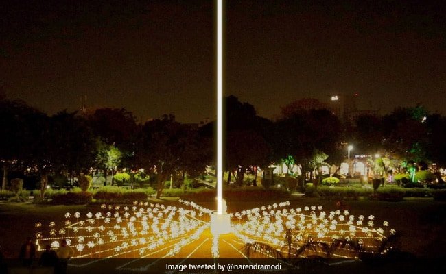 प्रधानमंत्री ने दिल्ली में स्काई बीम लाइट डिजिटल ज्योत की तस्वीर ट्वीट की