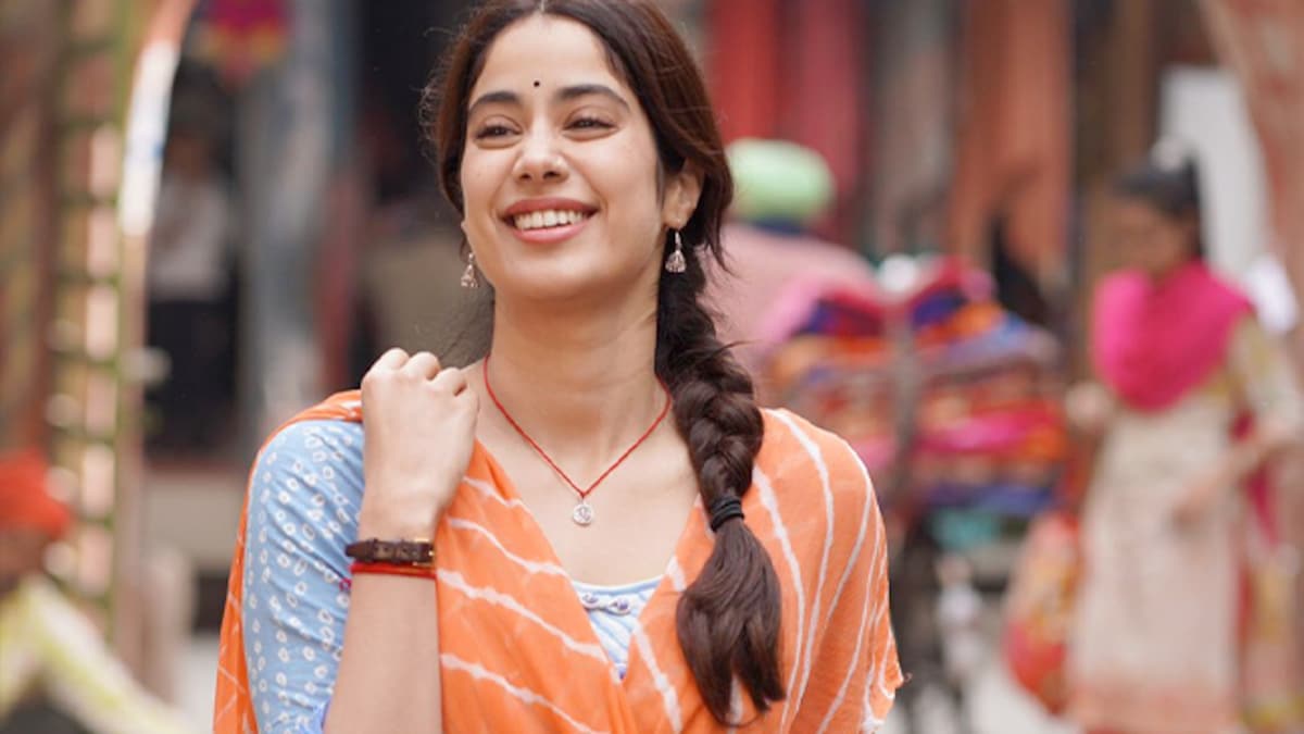 जाह्नवी कपूर वरुण धवन के साथ अच्छे खाने का लुत्फ उठाते हुए कैमरे में कैद